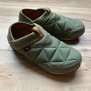 Teva Ember Mocs slip ons outdoor slippers size 8 perfect condition